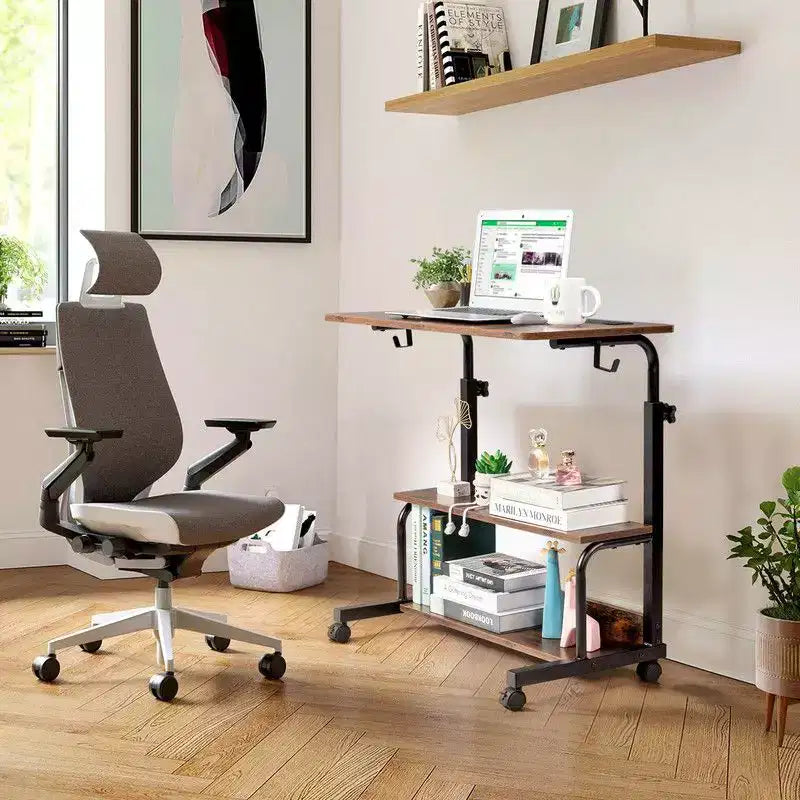 Tavolino da computer/laptop/divano/laterale regolabile in altezza e con ruote, in legno PB P2 da 15 mm e acciaio, con stazione di ricarica, 2 porte USB e prese di corrente - Marrone