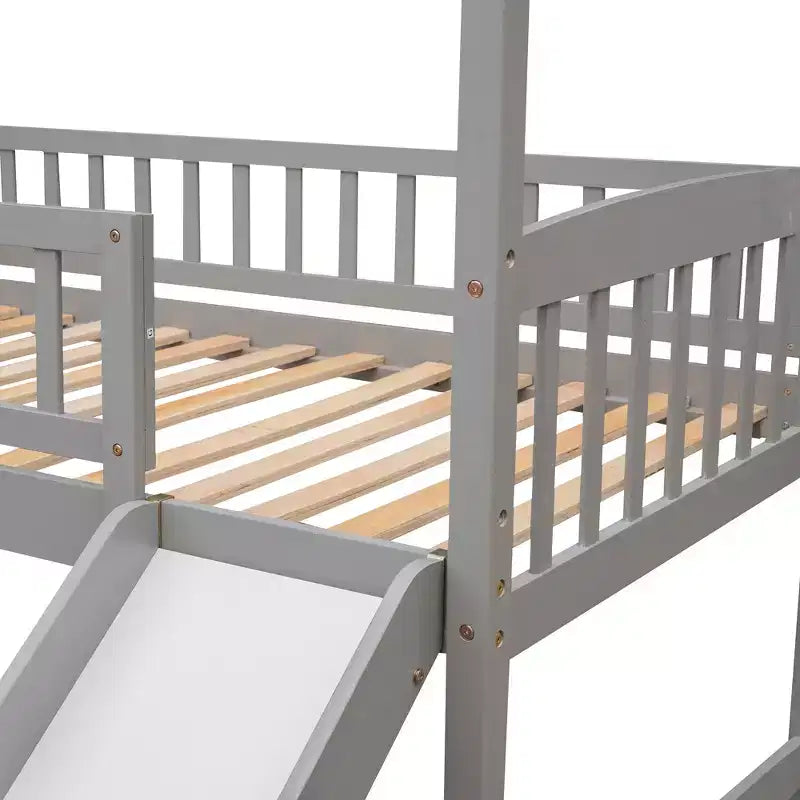 Letto a soppalco con scivolo per casa gemella, struttura in legno con letto a soppalco, scala e tetto