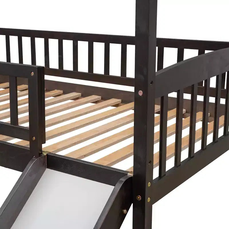 Letto a soppalco con scivolo per casa gemella, struttura in legno con letto a soppalco, scala e tetto