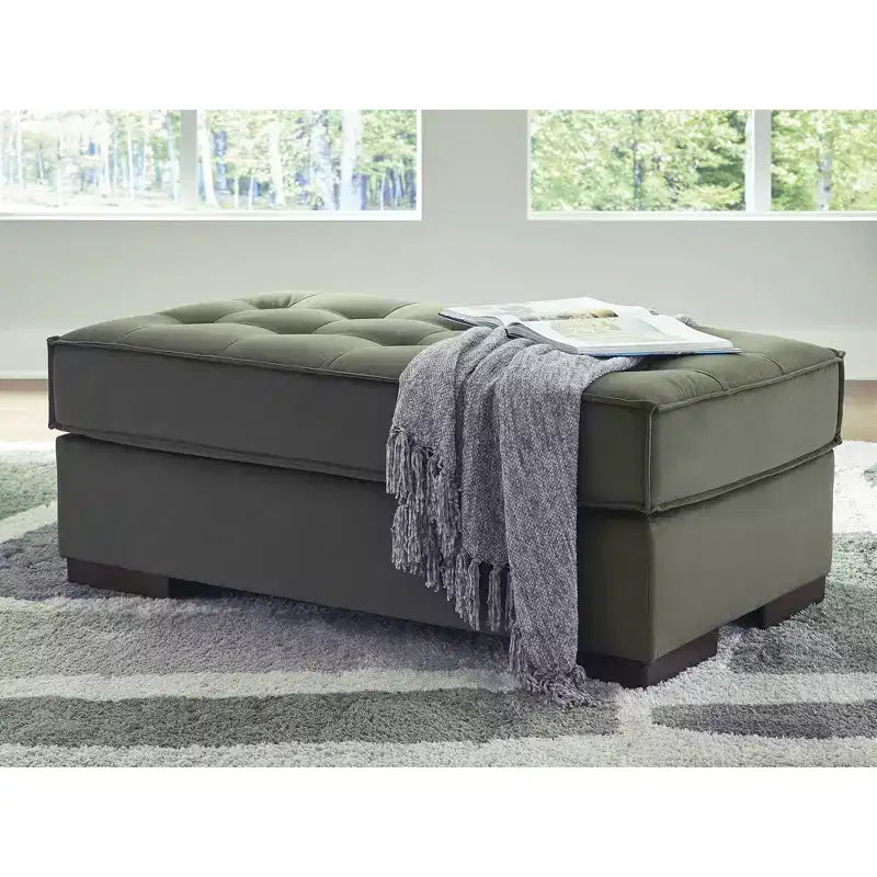 Ottoman accentato oversize, rivestimento in poliestere trapuntato, verde oliva
