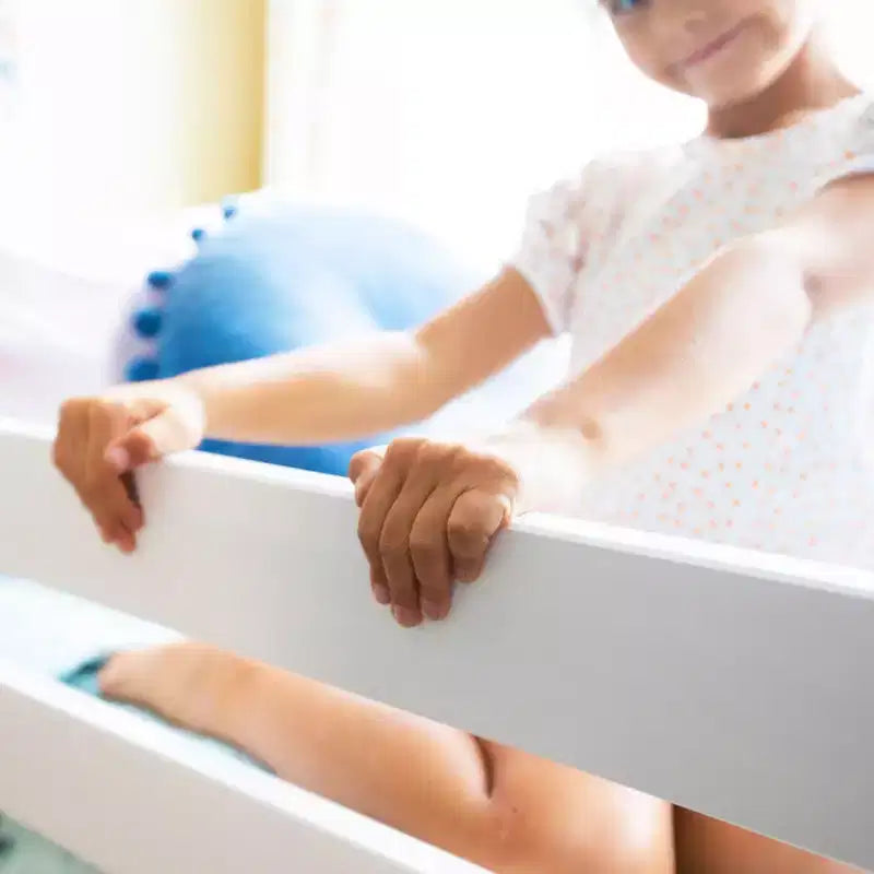 Letto a castello a L in legno massello, una piazza e mezza con libreria per bambini